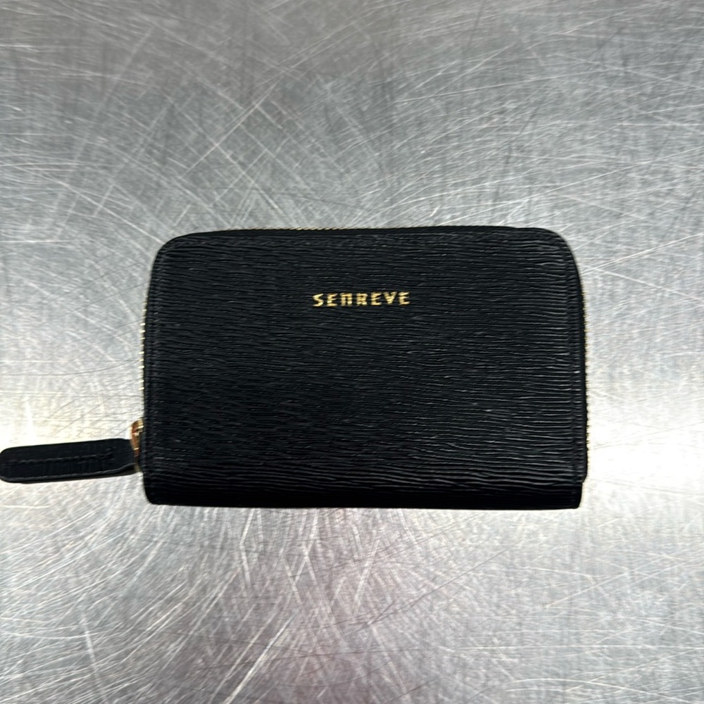 NWOT Senreve pebble leather with shade inside for cards and money.